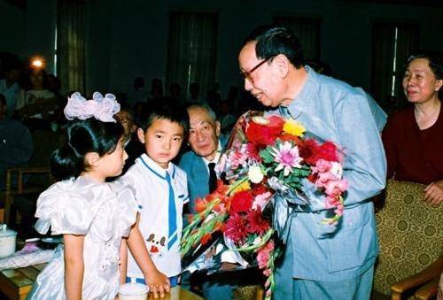 83年前，一乞丐冒死送坛泡菜进清华大学，打开后坛中物质轰动中国