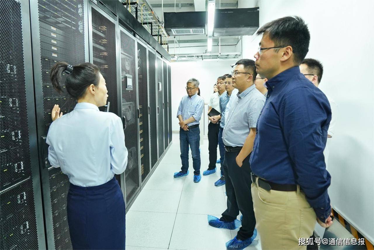 实现云边算力纵深部署，首批国产训练算力集群+16 地市推理算力正式交付