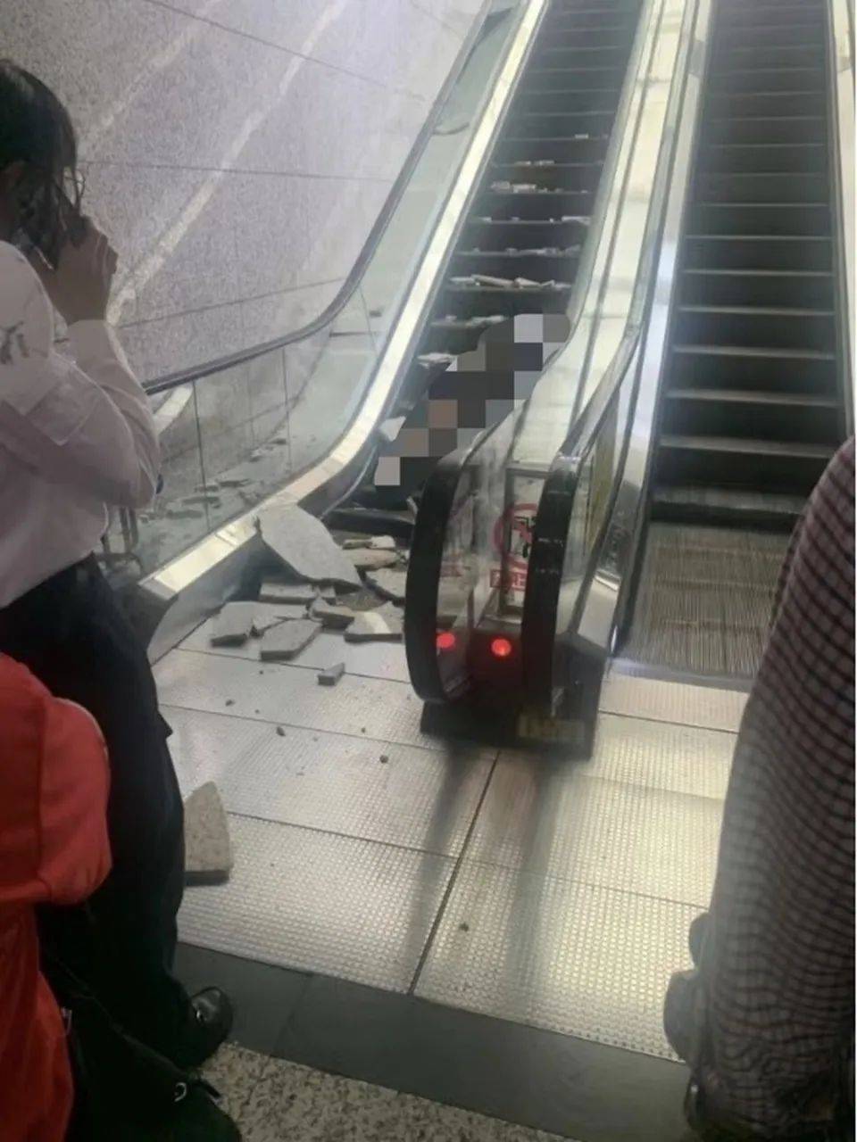 网传“地铁站石砖脱落砸中孕妇”！家属：心跳已停两次