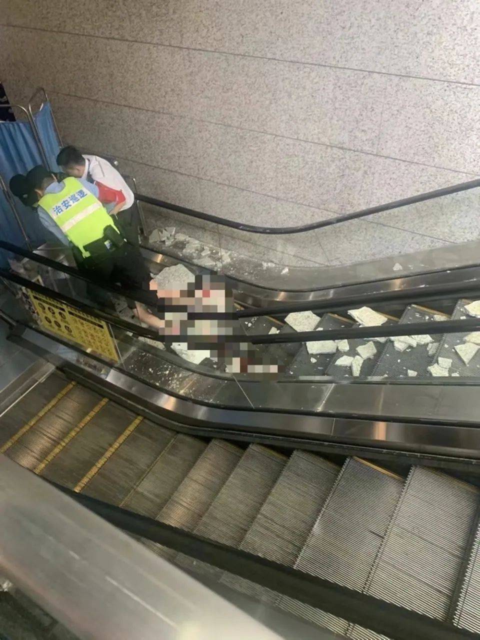 网传“地铁站石砖脱落砸中孕妇”！家属：心跳已停两次
