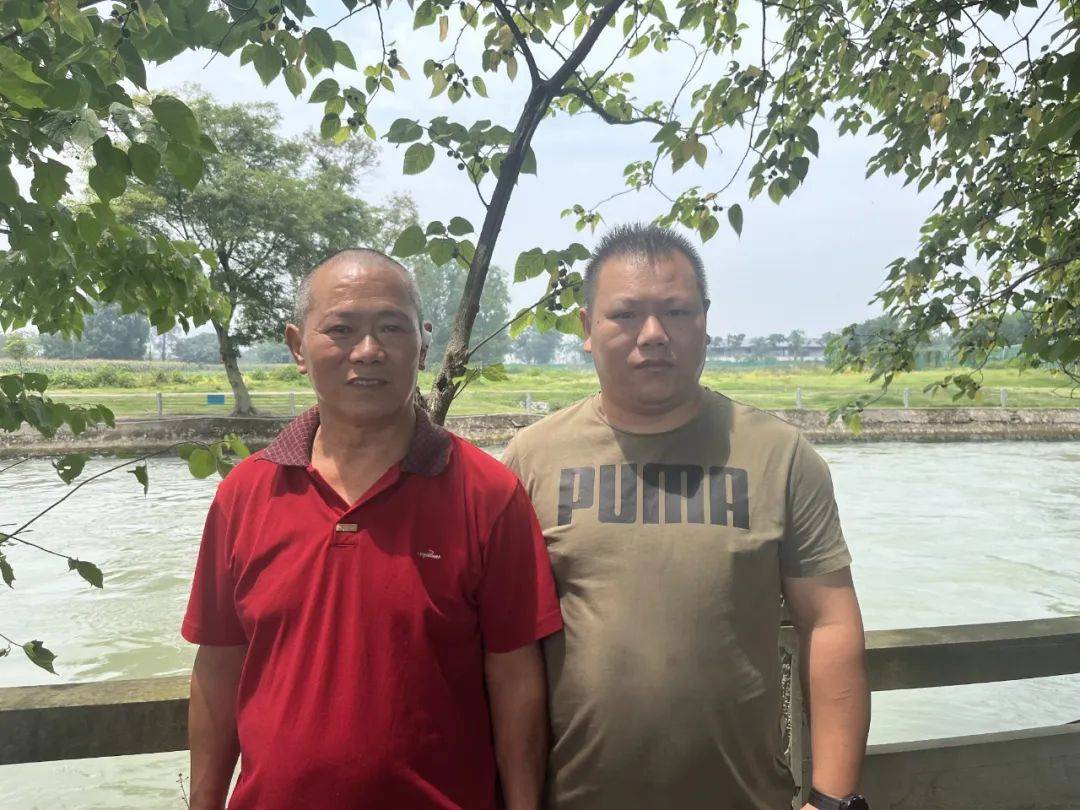 砸车！救人！成都市民搭起“人链”从激流中救人