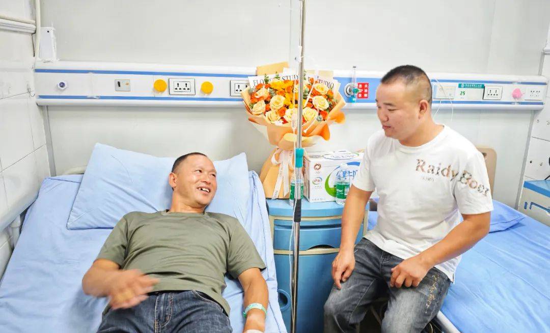 砸车！救人！成都市民搭起“人链”从激流中救人