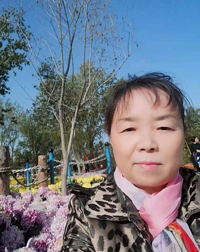 57岁阿姨“抛夫”出走火遍全网，女性知道从“婚姻坟墓”中觉醒了