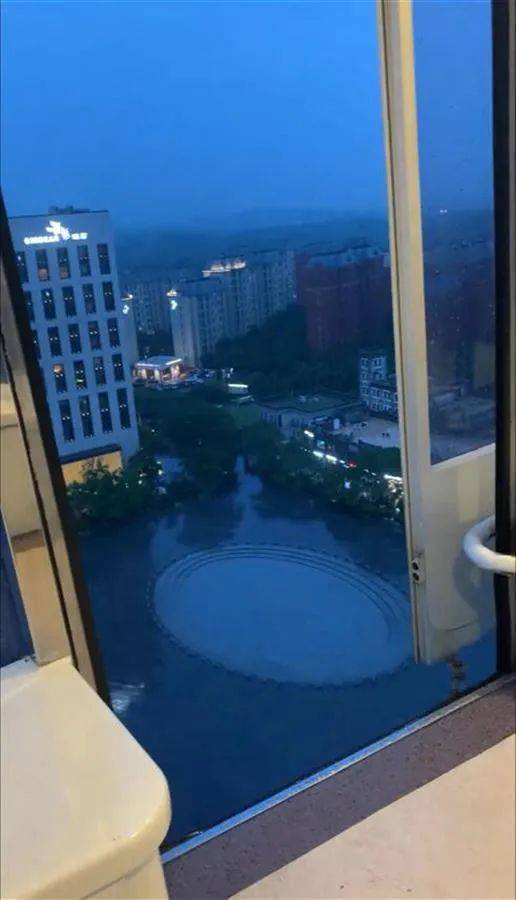 摩天轮半空中打开舱门 游客紧急求救