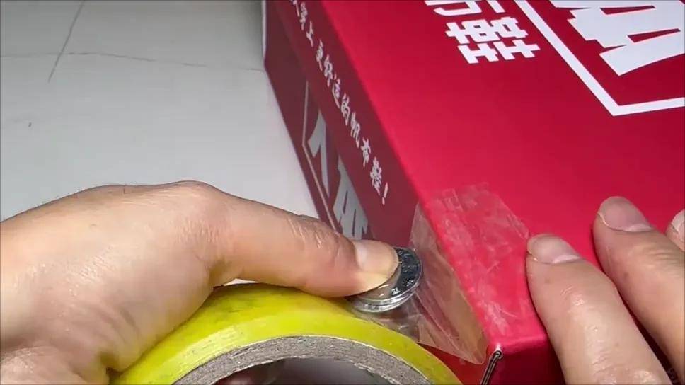 在胶带上粘两个硬币，作用厉害了，轻松解决生活中的小烦恼
