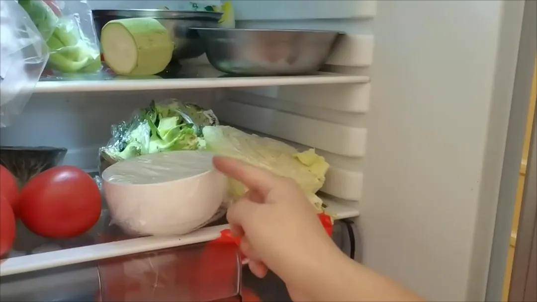 冰箱里放上一枚5角硬币，效果真是厉害，解决了家庭中的大难题