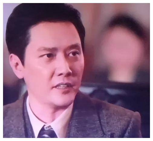 《破晓东方》中荣毅仁带头用人民币发工资，严厉拒绝赵丰年的拉拢