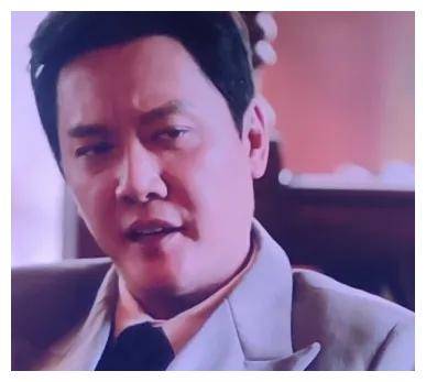 《破晓东方》中荣毅仁带头用人民币发工资，严厉拒绝赵丰年的拉拢