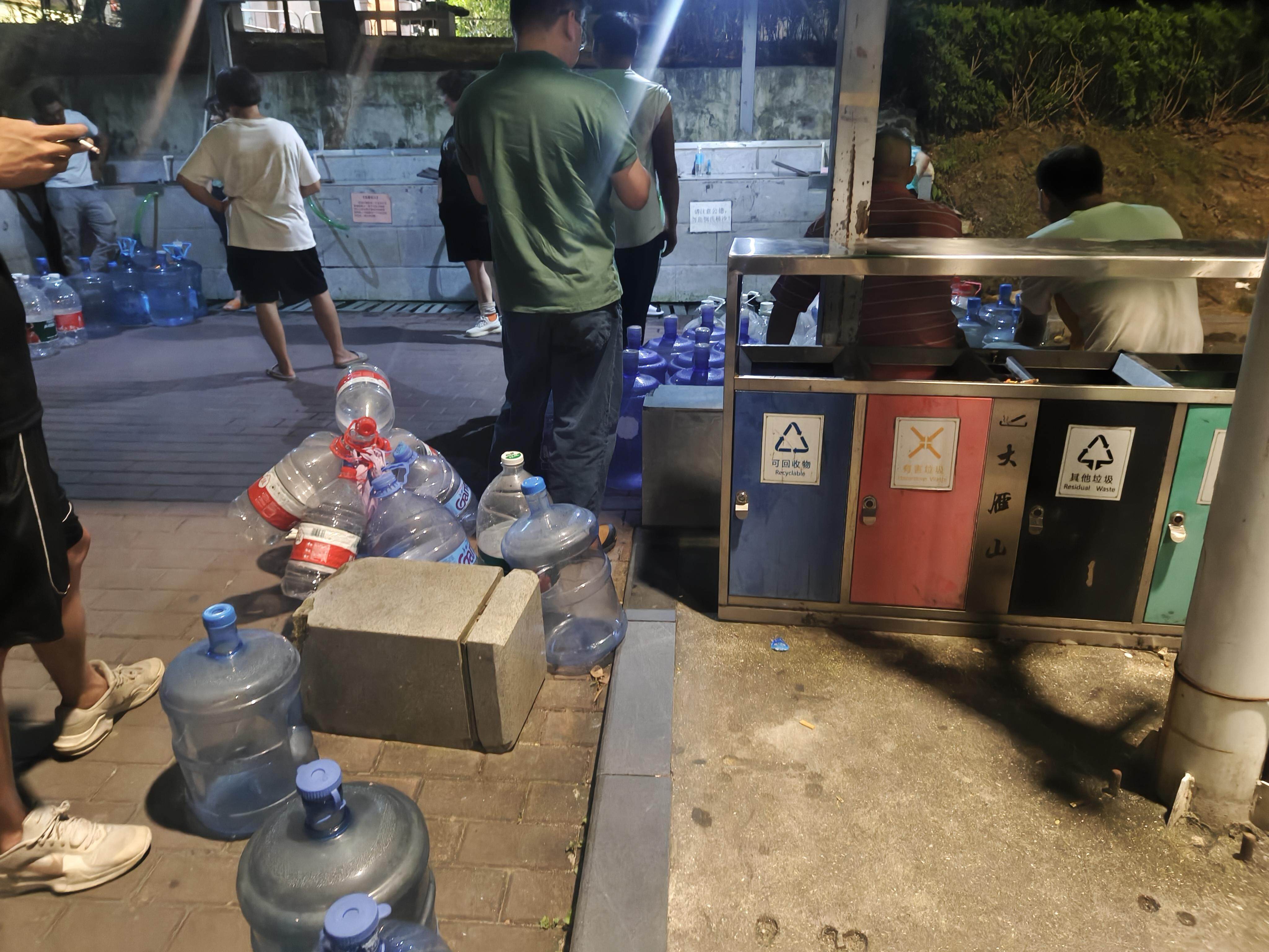 鱼眼·现场丨警报！柳江突发锑污染，柳州超市饮用水遭抢购，多地居民排队取水